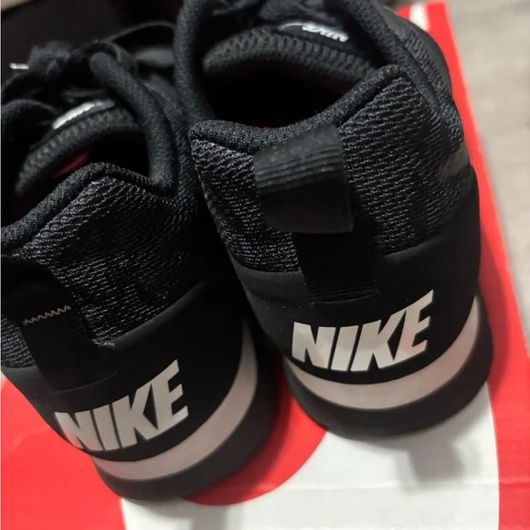 Nike women Black and Gray Athletic Shoes - Picture 3 of 12